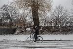 DMI advarer om spejlglatte veje og isslag, som øger risikoen for uheld. »Sæt farten ned«, opfordrer politiet. 