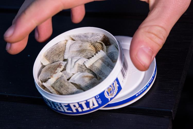 Snus har været ulovligt at sælge i Danmark siden 1. januar sidste år, men det er ifølge de unge, som Politiken har talt med, utrolig nemt at få fat på.  