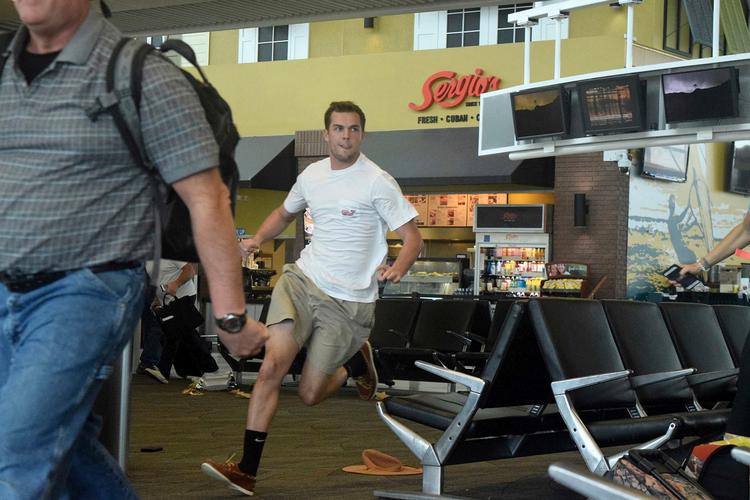 Passagerer løb for livet, da en mand skød og dræbte fem mennesker i lufthavnen i Fort Lauderdale i fredags.  
