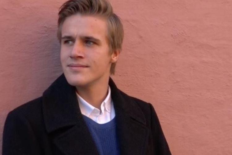 »Det er helt absurd at have en stor tv-pakke, når man ser på det liv, jeg lever«, siger Sophus Zarrs Soelberg. 
