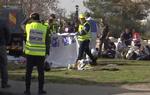 En israelsk buschauffør, som var øjenvidne til påkørslen, siger til israelsk radio, at lastbilen pløjede sig ind i en gruppe soldater, skriver nyhedsbureauet Reuters. 