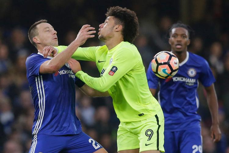 Chelseas John Terry havde for en gangs skyld fået chancen fra start, men han holdt ikke hele vejen på Stamford Bridge, hvor han efter pausen blev udvist. Her er han kommet lidt i nærkamp med Peterborough Uniteds Lee Angol. 