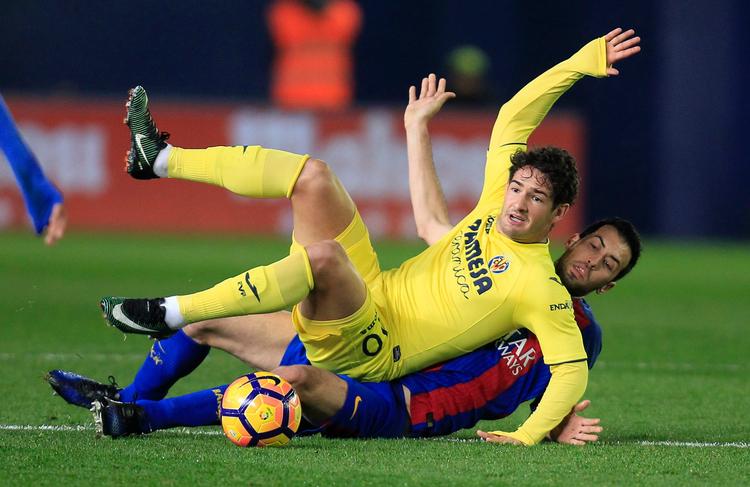 Barcelona har det svært for tiden, her illustreret ved Villarreals Alexander Pato, der sætter sig på Barcelonas Sergio Busquets.  