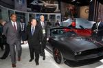 Detroits borgmester, Mike Duggan (i midten) får en rundvisning blandt Fiat Chryslers modeller, inden den åbner senere på ugen. He 