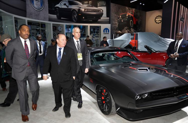Detroits borgmester, Mike Duggan (i midten) får en rundvisning blandt Fiat Chryslers modeller, inden den åbner senere på ugen. He 