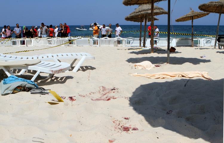 Tunesien var selv udsat for et terrorangreb på denne strand, hvor 38 turister blev skudt og dræbt forrige sommer. Arkivfoto:  AP