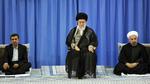 På billedet fra 2013 ses den tidligere konservative præsident Mahmoud Ahmadinejad til venstre og den nuværende og mere reformvenlige præsident, Hasan Rouhani, til højre. Mellem dem sidder Irans øverste leder Ayatollah Ali Khamenei. Arkivfoto:  AP Photo/Office of the Iranian Supreme Leader