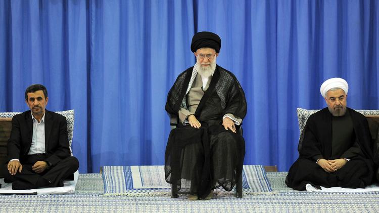 På billedet fra 2013 ses den tidligere konservative præsident Mahmoud Ahmadinejad til venstre og den nuværende og mere reformvenlige præsident, Hasan Rouhani, til højre. Mellem dem sidder Irans øverste leder Ayatollah Ali Khamenei. Arkivfoto:  AP Photo/Office of the Iranian Supreme Leader