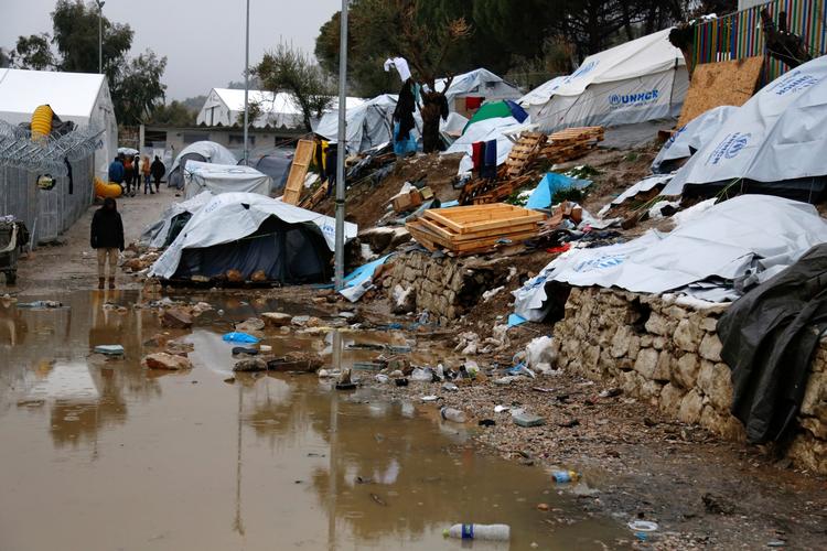 Sneen afløses nu af mudder efter et voldsomt snefald og usædvanlige kuldegrader i flygtningelejren Moria på Lesbos i Grækenland.  