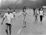 Sidste år bortcensurerede Facebook det ikoniske Vietnam-billede ’The Terror of War’ fra 1972, hvor en nøgen pige flygter fra bomberne. Efter protester ændrede Facebook mening, fordi billedet har stor historisk betydning for offentligheden.  