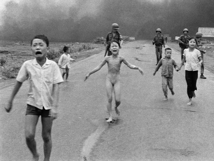 Sidste år bortcensurerede Facebook det ikoniske Vietnam-billede ’The Terror of War’ fra 1972, hvor en nøgen pige flygter fra bomberne. Efter protester ændrede Facebook mening, fordi billedet har stor historisk betydning for offentligheden.  