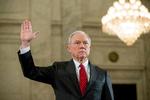 Senator Jeff Sessions fra Alabama svor at sige sandheden, inden han indledte en høring for at blive godkendt som ny justitsminister i USA. 
 