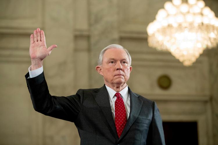 Senator Jeff Sessions fra Alabama svor at sige sandheden, inden han indledte en høring for at blive godkendt som ny justitsminister i USA. 
 