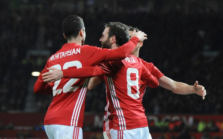 Juan Mata (th.) jubler med Henrikh Mkhitaryan, der lagde op til 1-0-scoringen. 