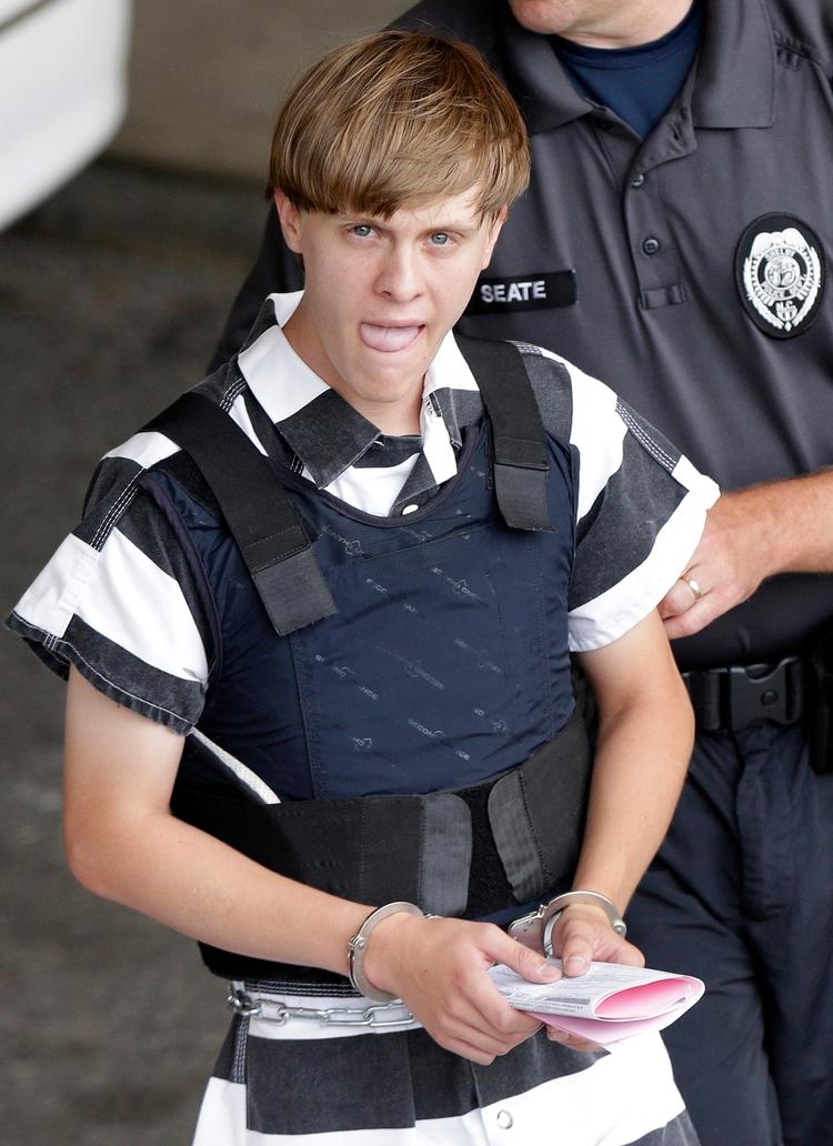 Dylann Roof fotograferet i 2015, efter at han var blevet anholdt for en masskere i en kirke i Charleston, hvor han skød og dræbte ni sorte kirkegængere.  