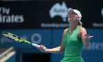 Hverken Caroline Wozniacki eller Barbora Strycova var glade for de varme forhold i Sydney under onsdagens kamp. 