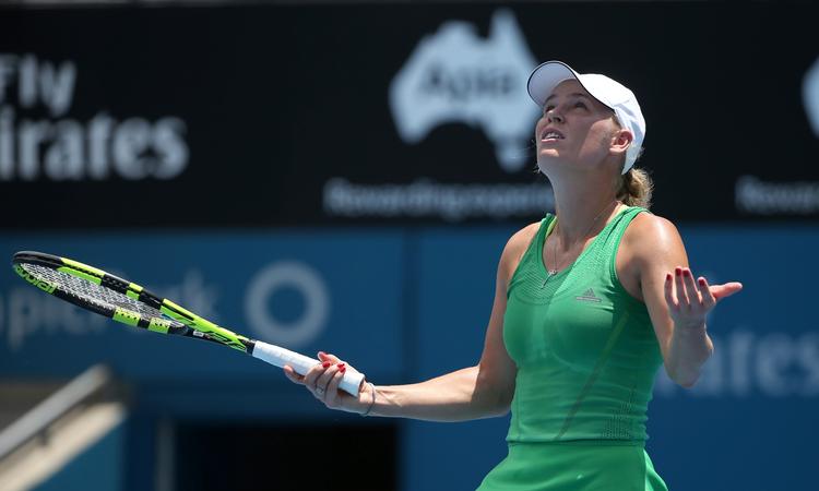 Hverken Caroline Wozniacki eller Barbora Strycova var glade for de varme forhold i Sydney under onsdagens kamp. 