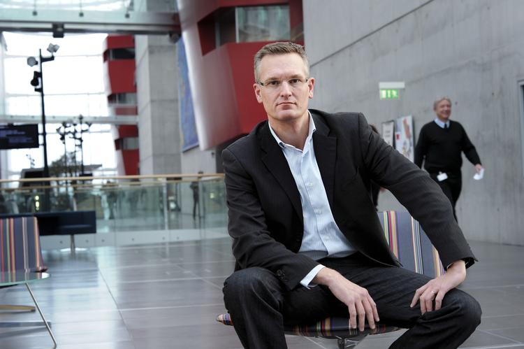 Nyhedsrdirektør i DR, Ulrik Haagerup, må ikke længere bruge bonuspoint fra flyrejser betalt af DR til sine private rejser. 