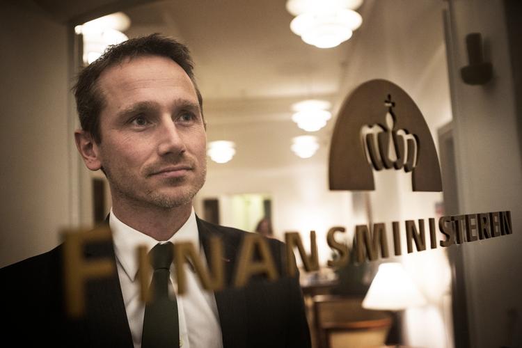 Finansminister Kristian Jensen (V) vil have kommunerne til at sænke kommuneskatten. Særligt de kommuner, der har mest i kommunekassen. 