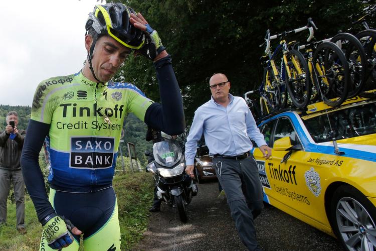 Alberto Contador og Bjarne Riis, da spanieren var styrtet under Tour de France i 2014 og måtte forlade løbet.
 