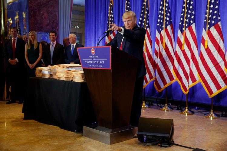 Den nyvalgte præsident Trump i heftig debat med insisterende journalist. 