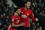 Hos Manchester United er Zlatan Ibrahimovic en type, som yngre kræfter, her Jesse Lingard, kan lære noget af. Til gengæld må de finde sig i at blive skældt ud, når de gør noget forkert. 