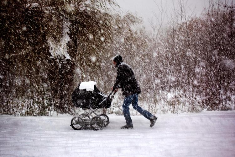 »Sidste vinter var det mig, der stod i Pilestræde i snevejr og tyssede på en ekstraordinært støjende lastbil, som tydeligvis ikke lige havde fået en gal baby til at falde i søvn«. 