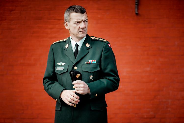 Peter Bartram erkender, at han ikke har megen erfaring med medier. Til gengæld kommer hans mange år som officer i hæren til udtryk ved, at han sætter pris på initiativ hos sine underordnede - og gerne giver plads til det. 