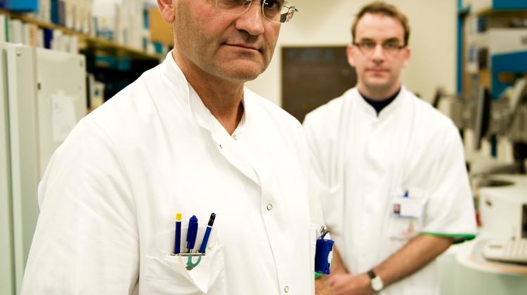 Professer overlæge dr.med Børge Nordestgaard forrest forstår ikke, at det er så stort misforhold mellem, hvor mange, der er i forebyggende behandling med kolesterolsænkende medicin og hvor mange, der burde. (arkivfoto) 