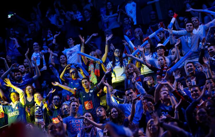 Tilskuerne kunne onsdag nyde åbningskampen ved VM i håndbold mellem Frankrig og Brasilien, mens utallige gendarmer stod klar udenfor. 