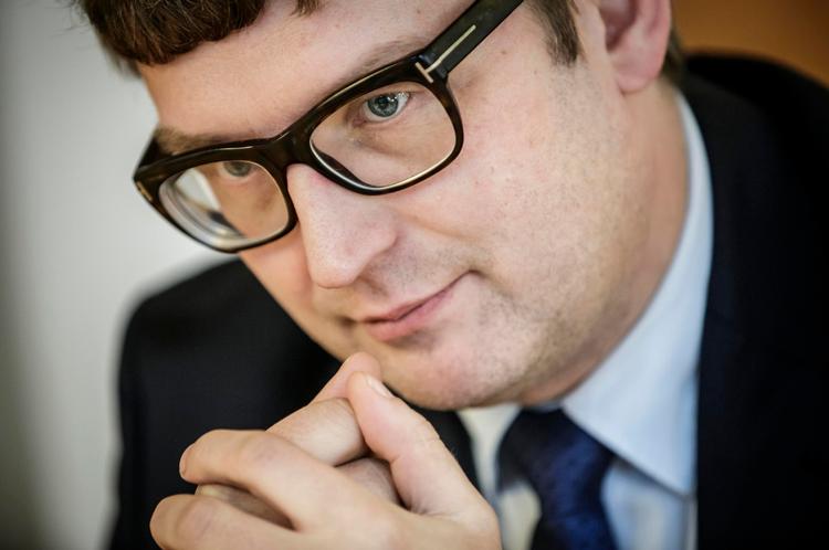 Beskæftigelsesminister Troels Lund Poulsen vil i løbet af 2017 præsentere politiske initiativer, der skal nedbringe ventetiderne i Arbejdsmarkedets Erhvervssikring. 