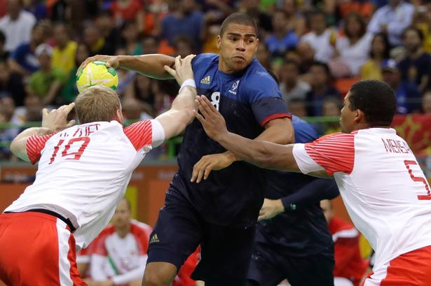 Rene Toft Hansen (til venstre) forsøger at stoppe franske Daniel Narcisse under OL-finalen i Rio.  