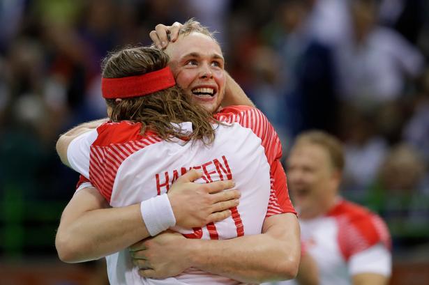 Rene Toft Hansen og Mikkel Hansen efter OL-finalen, som Danmark vandt 28-26. 