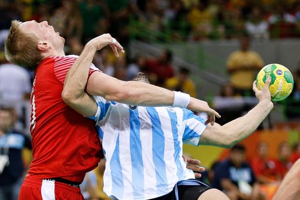 Argentina kom godt fra start i første halvleg, men kunne ikke følge med danskerne efter pausen. Toft Hansen her til venstre. 