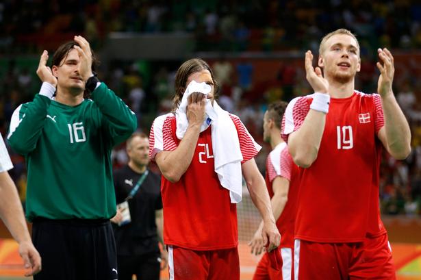 Danmark vandt 37-30 over Slovenien i kvartfinalen ved OL. Rene Toft Hansen yderst til højre.  