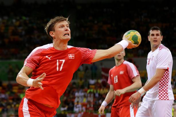 Danmark tabte til Kroatien i gruppespillet. Rene Toft Hansen i baggrunden.  