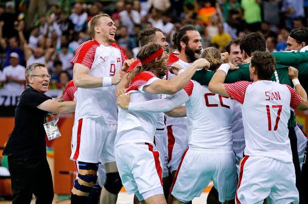 I semifinalen måtte det danske landhold ud i forlænget spilletid mod Polen, der dog blev besejret med 29-28. Rene Toft Hansen nummer to fra venstre. 