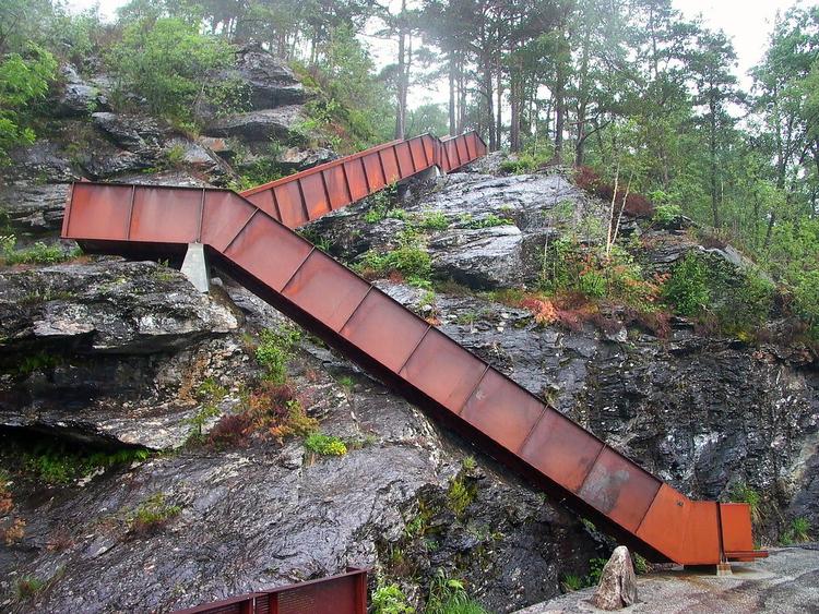 En lang række steder i Norge har kunstnere og arkitekter ændret måden at skabe rastepladser og  udsigtsteder på. Her er det ved Svandalsfossen i Sauda. 