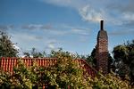 Husejere kan få pålagt at forhøje deres skorsten, hvis røg fra deres brændeovn generer naboen. Det skete for dette hus i Nykøbing Falster. 