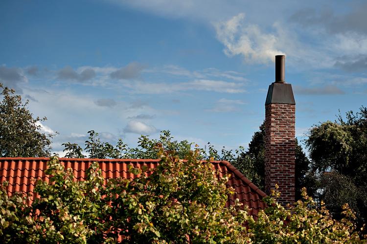 Husejere kan få pålagt at forhøje deres skorsten, hvis røg fra deres brændeovn generer naboen. Det skete for dette hus i Nykøbing Falster. 