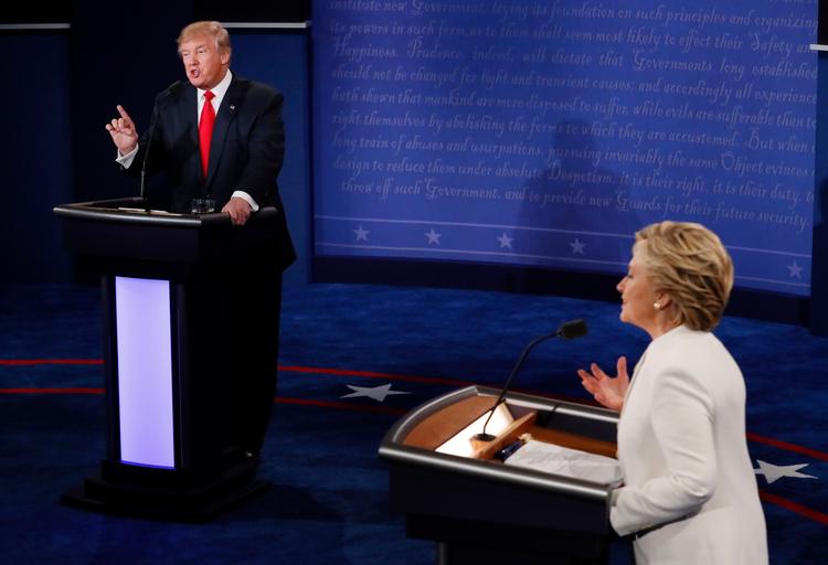 Hillary Clinton skal ikke brokke sig over FBI, mener Donald Trump. 