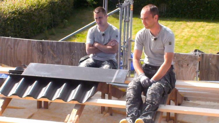 To af de polske håndværkere fanget i et sjældent øjeblik. Nemlig en pause. Og kun fordi de ventede på materialer.  