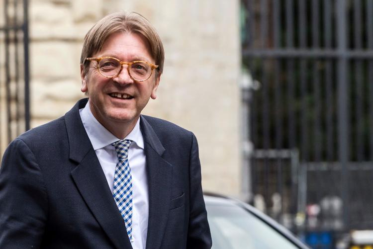 Storbritannien kan ikke både blæse og have mel i munden, når briterne melder sig ud af EU. Det siger Europaparlamentets chefforhandler om Brexit, den liberale belgier Guy Verhofstadt. 