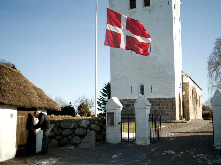 REGNSKAB Debatten om, at staten og dermed også ikke-medlemmer af folkekirken betaler eksempelvis dele af præster og biskoppers løn, blusser jævnligt op. (arkivfoto). 