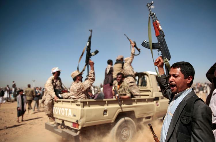 En stammeleder, der er loyal mod houthi-rebellerne i Yemen råber sloganer rettet mod andre der vil hjælpe med at kæmpe mod de regeringsvenlige tropper i det uroplagede Yemen.  