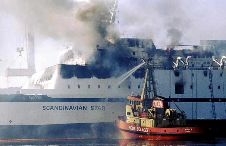'Scandinavian Star' blev bugseret ind til den svenske by Lysekil, hvor brandslukningen fortsatte. 