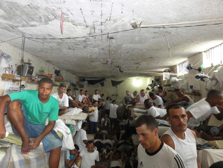 En celle i det brasilianske fængsel  Instituto Penal Placido de Sa Carvalho i Rio de Janeiro i januar 2016. De voldsomme opgør med mange dræbte til følge har fundet sted i fængsler i det nordlige brasilien. Foto: AP 