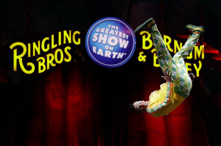 En cirkusartist slår en saltomortale under en optræden i Orlando. Nu lukker USA's og vel også verdens mest kendte cirkus. 
