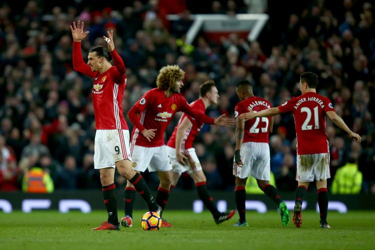 Med et instinktivt hovedstød sikrede Zlatan Ibrahimovic 1-1 mod Liverpool.  