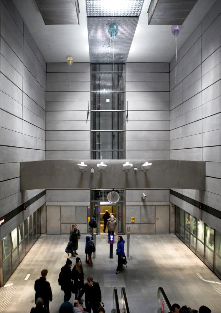 De tunge spejlballoner blev i nat sat på metrostationen på Kongens Nytorv.
Illustration fra kunstneren selv.   